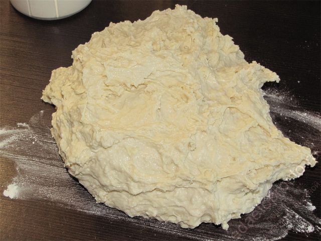 Замесить мягкое тесто, добавляя оставшуюся муку небольшими порциями. пошаговое фото приготовления кулебяки