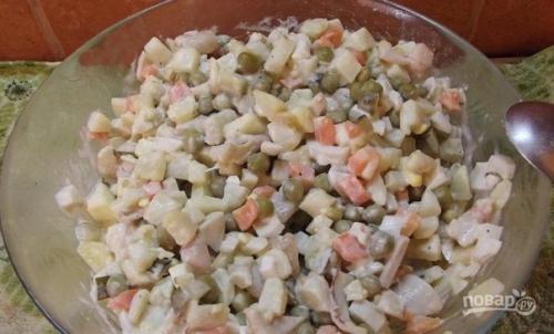 Салат оливье с кальмарами.