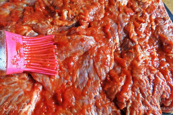 Вначале промаринованное мясо смазать готовой сальсой или кетчупом. Вначале промаринованное мясо смазать готовой сальсой или кетчупом.