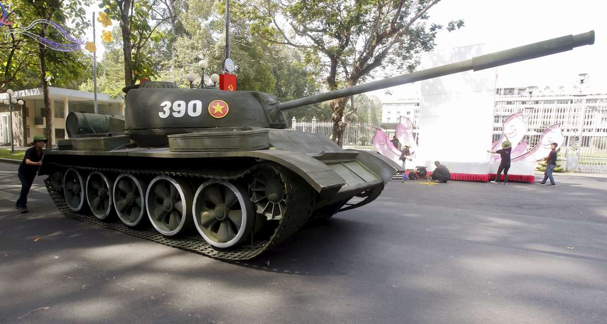 Передвижной макет танка армии Северного Вьетнама с бортовым номером 390, который первым ворвался на территорию Президентского дворца в Сайгоне утром 30 апреля 1975 года