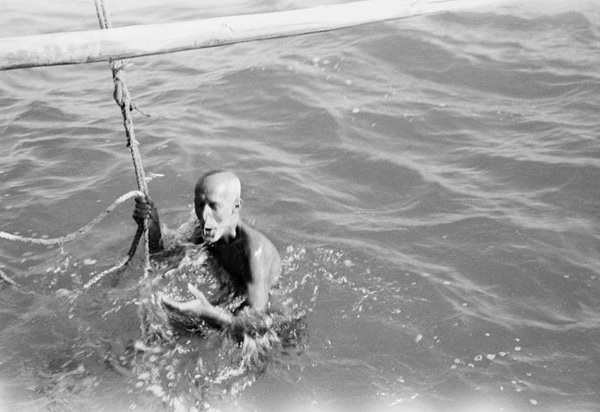 Для погружения ныряльщики используют привязанный к лодке камень. Они прыгают с ним в воду, после чего камень поднимают наверх и передают другому ныряльщику. Такую технику до сих пор используют ловцы индийского племени парава.