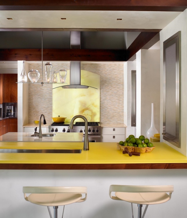 Бледно желтый цвет в интерьере кухни частного дома