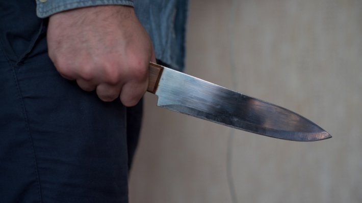 В Соколе пьяный подросток напал на своего знакомого с ножом из-за портативной колонки