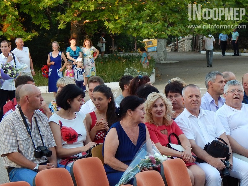 В севастопольской гимназии №7 выпускной вечер прошёл под открытым небом (фоторепортаж)