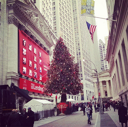 Рождественская елка у здания биржи