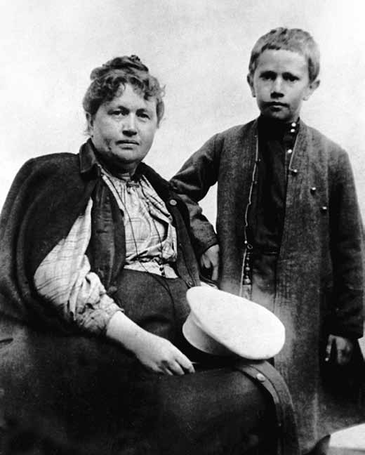 Алексей Толстой с матерью, 1895 год.jpg