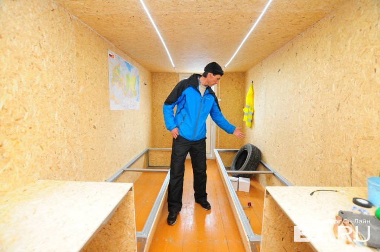 Для путешествия Александр сделал дом на колёсах. В нём он установит две кровати, сделает кухонный уголок, поставит дизельный генератор.  "Рукожоп", крым, путешествия, увлечения