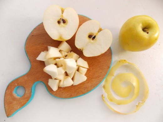 Очистим яблоки от кожиц и сердцевинок 