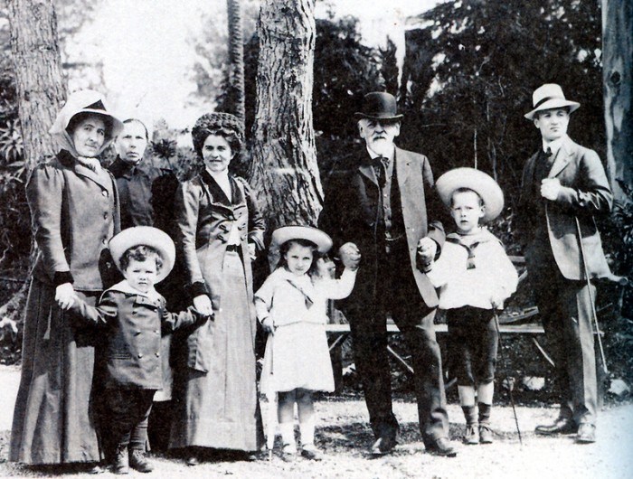 Савва Мамонтов с внуками – Сережей, Лизой и Юрием, 1910 г.