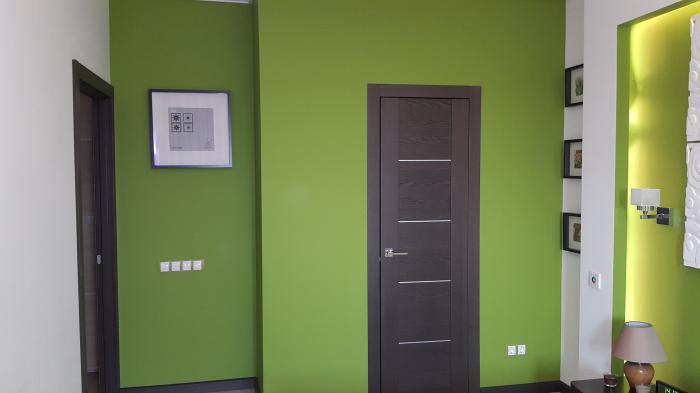 Дверь и зеленые стены в спальне