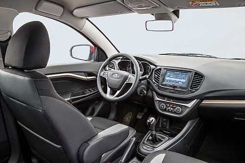 По степени проработки эргономики Веста стоит на одной ступени с Polo. Материалы отделки неплохие, но в мелочах Solaris и Polo дарят ощущение более качественных вещей. Рычаг пятиступенчатой на уровне. механики Лады отлично изолирован от вибраций, но расстраивает длинным ходом. Зато четкость работы почти образцовая.
