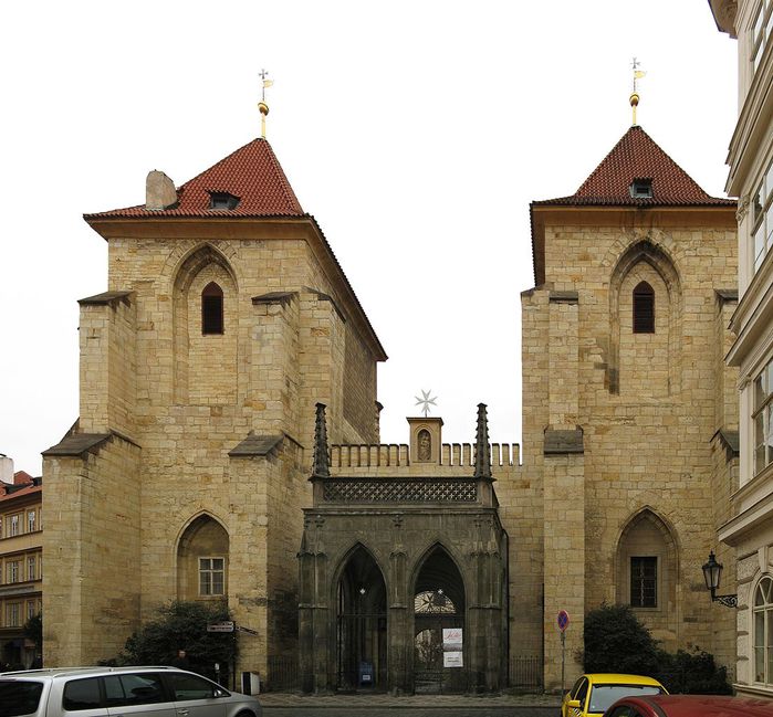 Church_of_the_Virgin_Mary_Before_Tyn_(8349054152) (700x649, 82Kb)