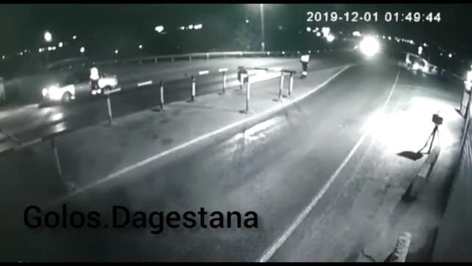 Видео: в Дагестане лихач на полной скорости сбил инспектора ДПС