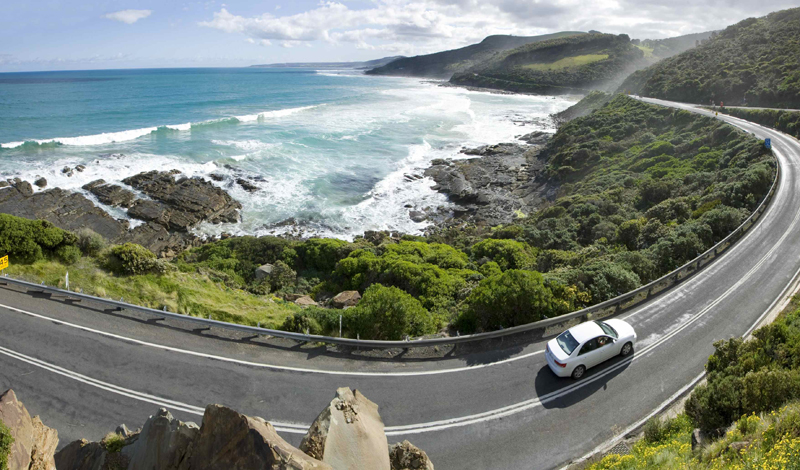 Великая Океанская Дорога
Австралия
Великая Океанская Дорога проходит у самого побережья, давая водителю возможность наслаждаться окружающей красотой. Покрытие хайвея все еще оставляет желать лучшего, но удобство и безопасность остаются на достаточно высоком уровне.