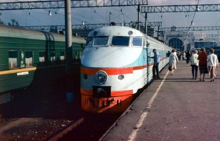 Советский скоростной электропоезд на Ленинградском вокзале в Москве в 1988 году. Советский скоростной электропоезд на Ленинградском вокзале в Москве в 1988 году.