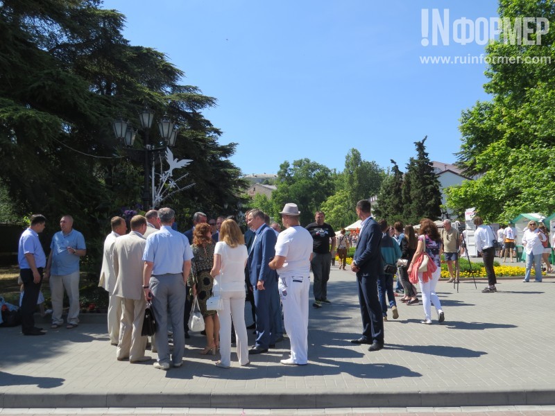 Приморский бульвар Севастополя утопает в цветах, а горожане фотографируются на фоне живых статуй (фото)