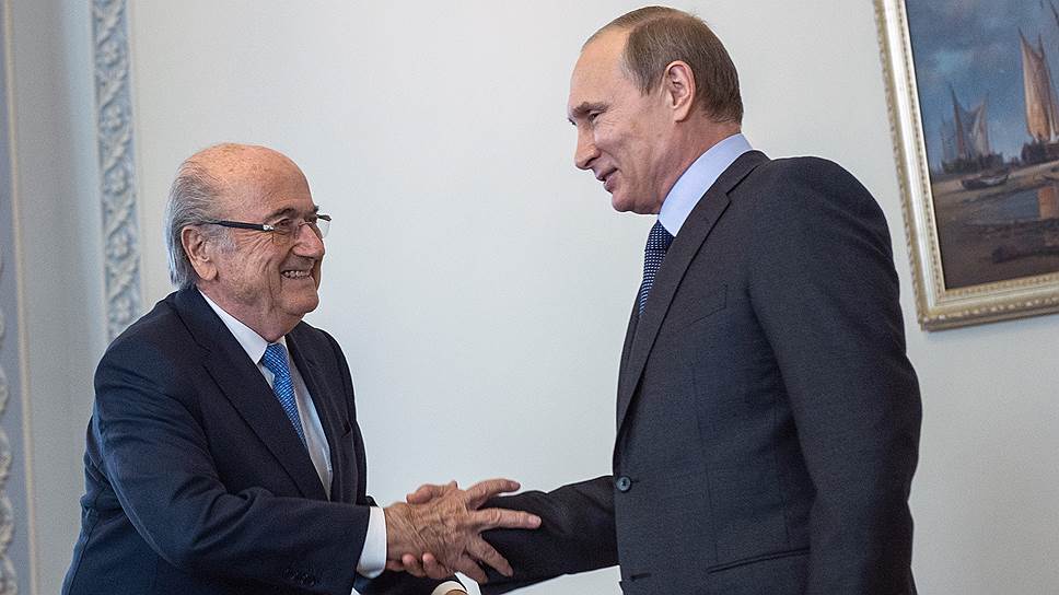 Глава Международной федерации футбола (FIFA) Йозеф Блаттер (слева) и президент России Владимир Путин 