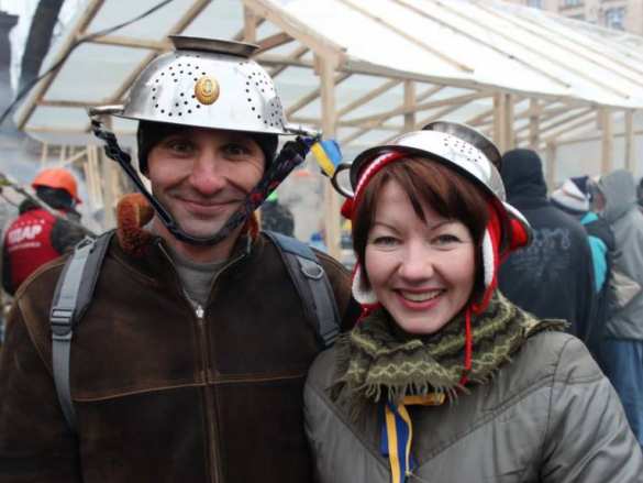 Кастрюли на голову - мозги в мусорное ведро. Два года знаковому перформансу Кастрюли на голову - мозги в мусорное ведро. Два года знаковому перформансу