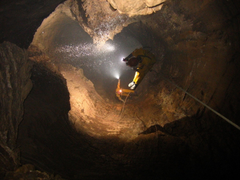 Corvo Cave - a caverna mais profunda do mundo Corvo Cave, Abkhazia, no mundo, caverna