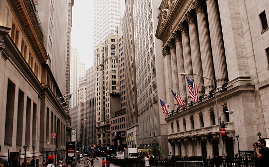 На изображении самая популярная улицы в нью-йорке признанная мировым финансовым центром