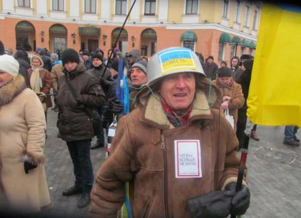 Кастрюли на голову - мозги в мусорное ведро. Два года знаковому перформансу Кастрюли на голову - мозги в мусорное ведро. Два года знаковому перформансу