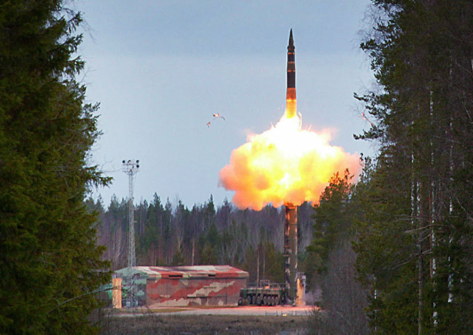 Самые сильные: РВСН отмечают 55-летие По официальным данным РВСН на 2014 год, количество новых МБР «Тополь-М» и «Ярс» в общей доле ракетных комплексов превысило 1/3: из 311 МБР к относительно «новым» относятся - 111 ракет. Вдобавок, Россия развернула купленные у Украины в 2002-2004 годах 30 комплектов ракет УР-100Н УТТХ, хранившихся на складах в незаправленном состоянии. Эти ракеты могут простоять на боевом дежурстве по меньшей мере до 2020 года, а как максимум - до 2030 года.
На снимке - пуск ракеты комплекса  Тополь-М . РВСН, баллистические ракеты, Тополь, Ярс, Стиллет, Воевода
