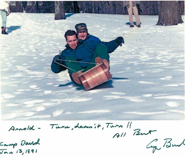 Арнольд Шварценеггер и Джордж Буш-старший катаются на санках, 1991 год.jpg