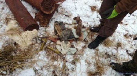 Из-под земли извлекли спрятанный фашистами боевой набор диверсанта Из-под земли извлекли спрятанный фашистами боевой набор диверсанта диверсанты, поискови, тайник, эхо войны