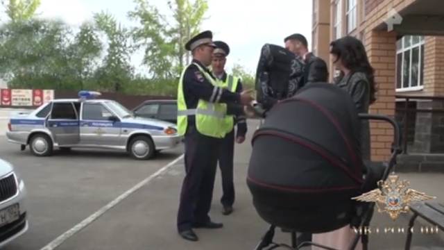 Видео: полицейские сопроводили до больницы авто, в котором рожала пассажирка