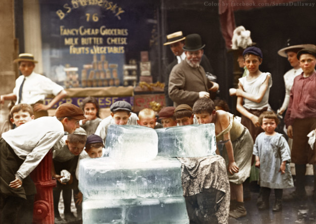 Время, когда еще не было кондиционеров. Нью-йоркцы охлаждаются, облизывая глыбу льда, 1912 год Увидеть, исторические, фото