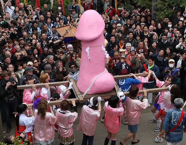 Фестиваль фертильности, на котором люди собираются вокруг гигантского розового фаллоса.