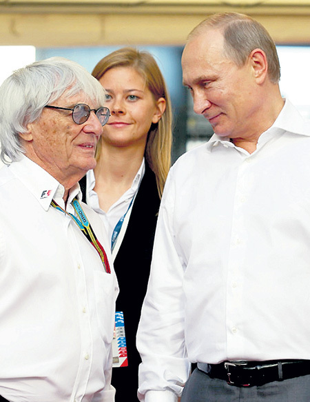 Окружение президента делает всё возможное, чтобы гости России чувствовали себя как дома (Владимир ПУТИН с владельцем «Формулы-1» Берни ЭККЛСТОУНОМ на «Гран-при» в Сочи в октябре прошлого года)
