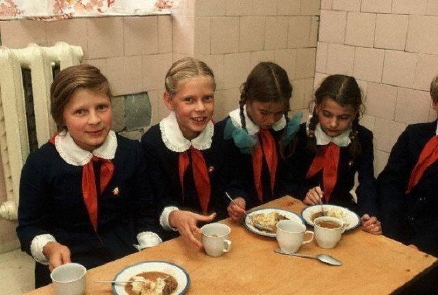 Обед в школьной столовой. Обед в школьной столовой. СССР, история, школа