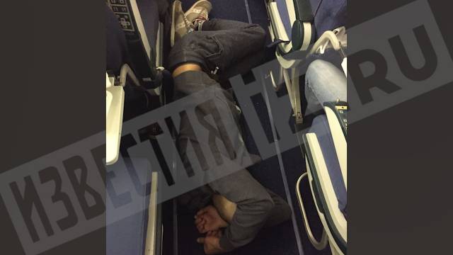 Видео: пассажир устроил дебош на борту самолета Москва - Гоа и уснул на полу в проходе