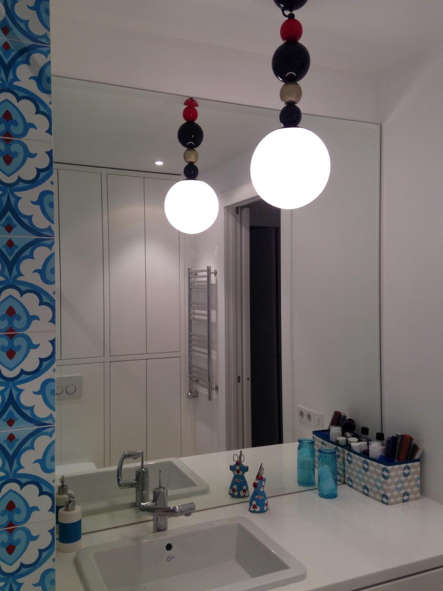 Белая ванная комната, светильник-шар в ванную
