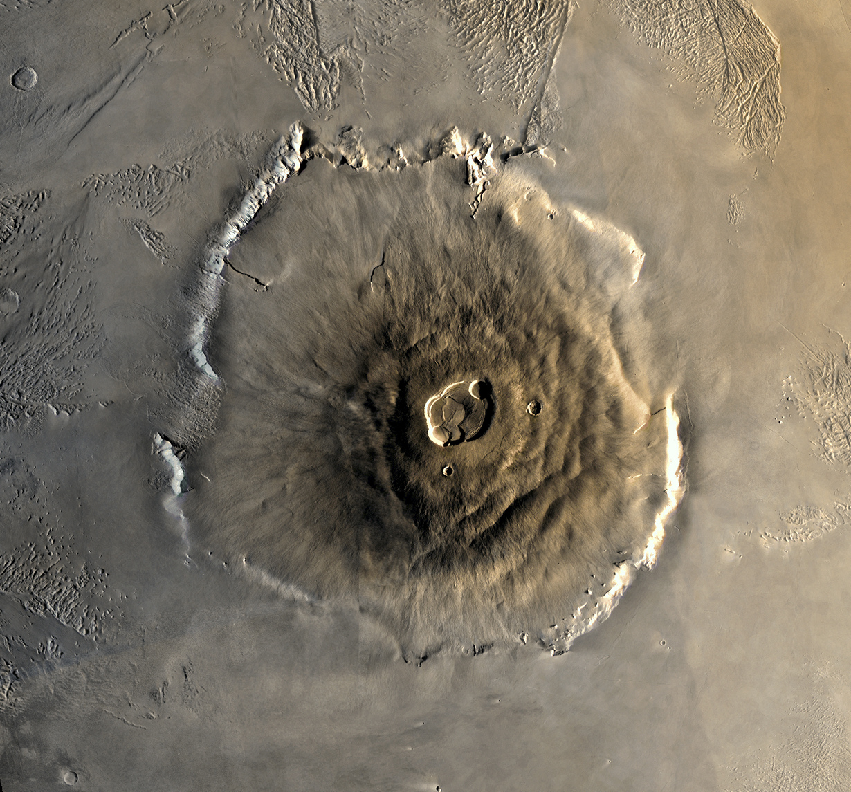На Марсе находится самая высока гора из всех известных гор Солнечной системы. Её высота 22 км. (NASA)