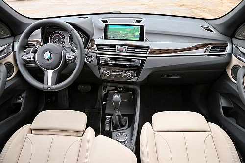 Салон BMW узнаешь сразу. Трехспицевый руль великолепен, а центральная консоль снова повернулась к водителю. К двухзонному климат-контролю нет никаких вопросов.