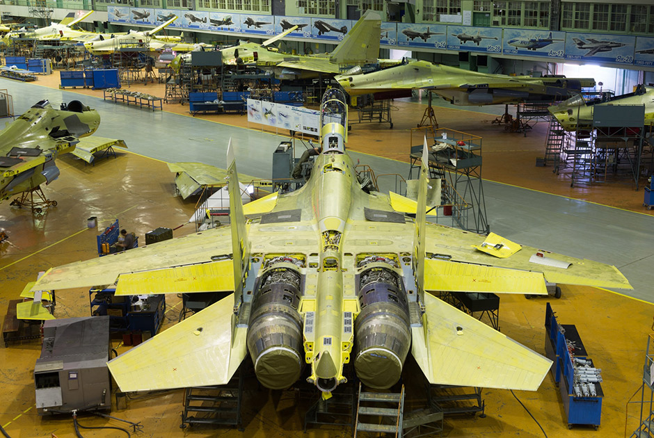 Истребитель Су-30СМ в цеху окончательной сборки Иркутского авиазавода корпорации «Иркут»