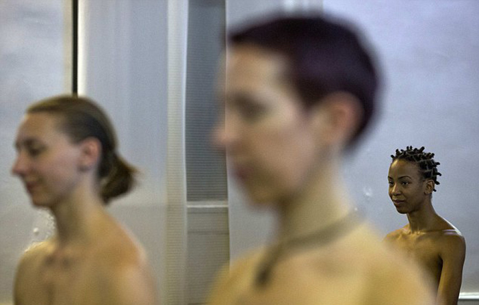 Йога без одежды: студия йоги в Нью-Йорке утверждает, что нагота укрепляет уверенность в себе