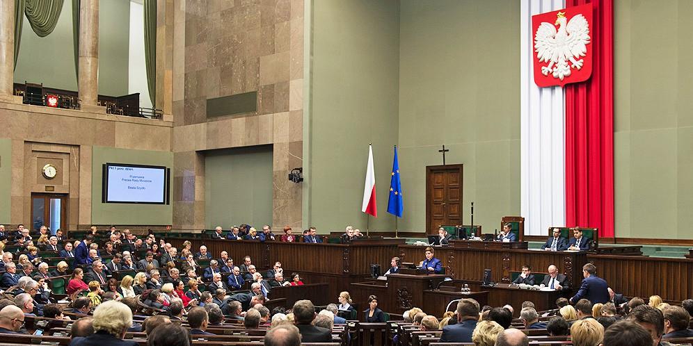 Польский парламент намерен запретить трактовать историю в пользу России Польский парламент намерен запретить трактовать историю в пользу России