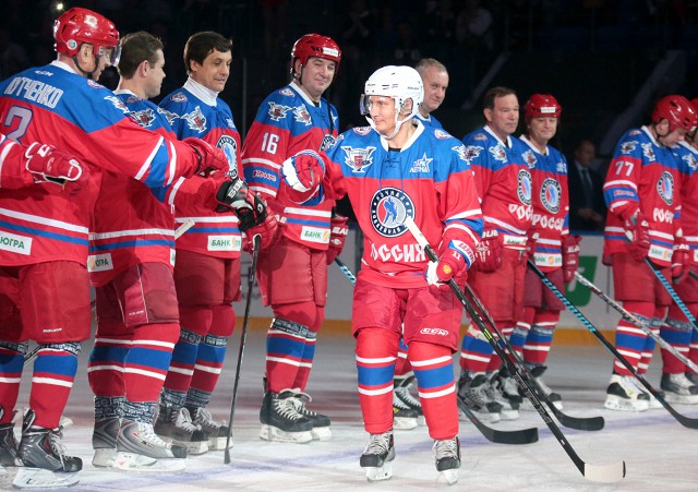 Президент России Владимир Путин в свой день рождения сыграл в хоккей и забросил семь шайб в гала-матче Ночной хоккейной лиги…