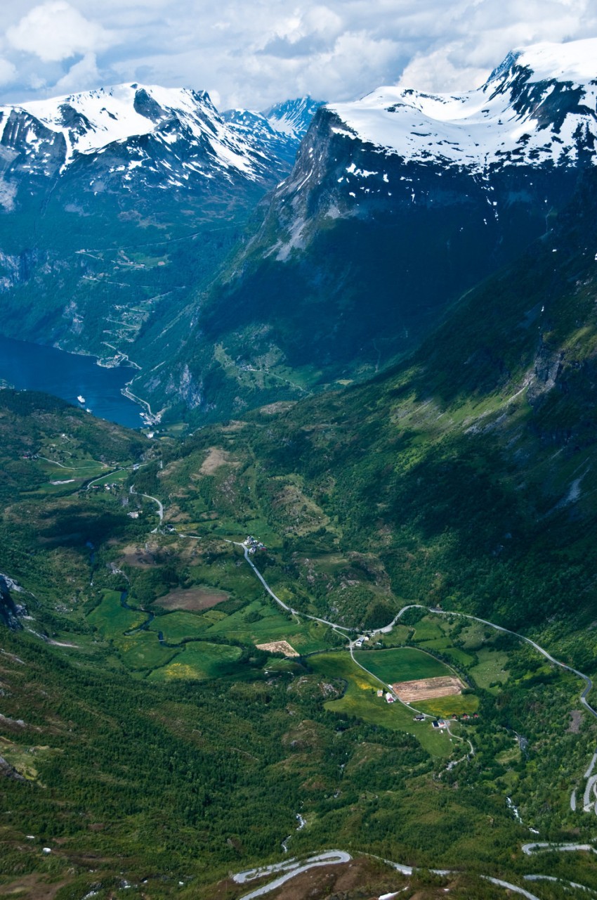 2. Вид на Гейранген с горы Далснибба горы, норвегия, пейзажи