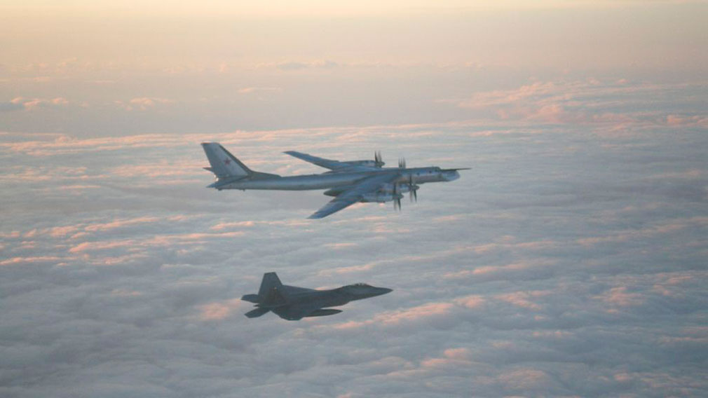 Истребители США сопроводили российские Ту-95 над водами северных морей