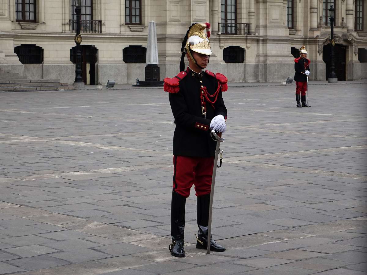 Драгуны с конскими хвостами: Президентская гвардия Перу (20)