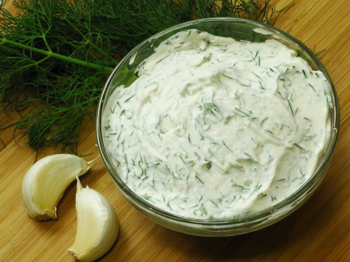 Сметанный соус с зеленью и чесноком. \ Фото: xcook.info. Сметанный соус с зеленью и чесноком. \ Фото: xcook.info.