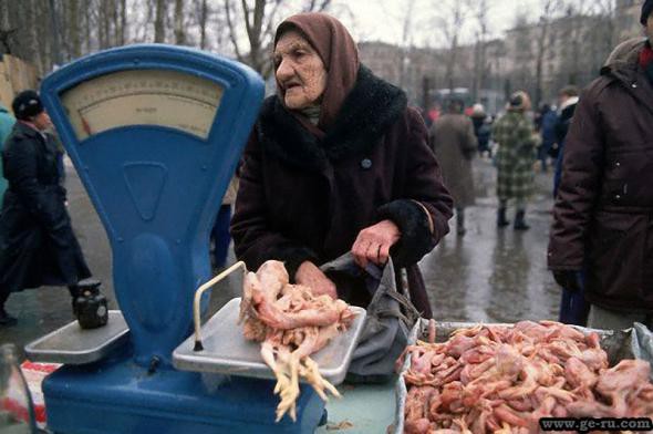 Старушка покупает полупотрошенных кур прямо на улице, мясо продавалось прямо с пола. история, очереди, пустые прилавки, ссср