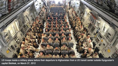Американские войска в военно-транспортом самолёте перед отправкой в Афганистан, 27 марта 2012 года