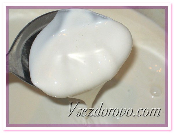 Осторожно сливаем воду и оставшийся густой осадок наливаем на плоскую поверхность – в посуду с широким днем, чтобы подсушить