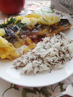 Скумбрия в мармеладной глазури с яблоками.