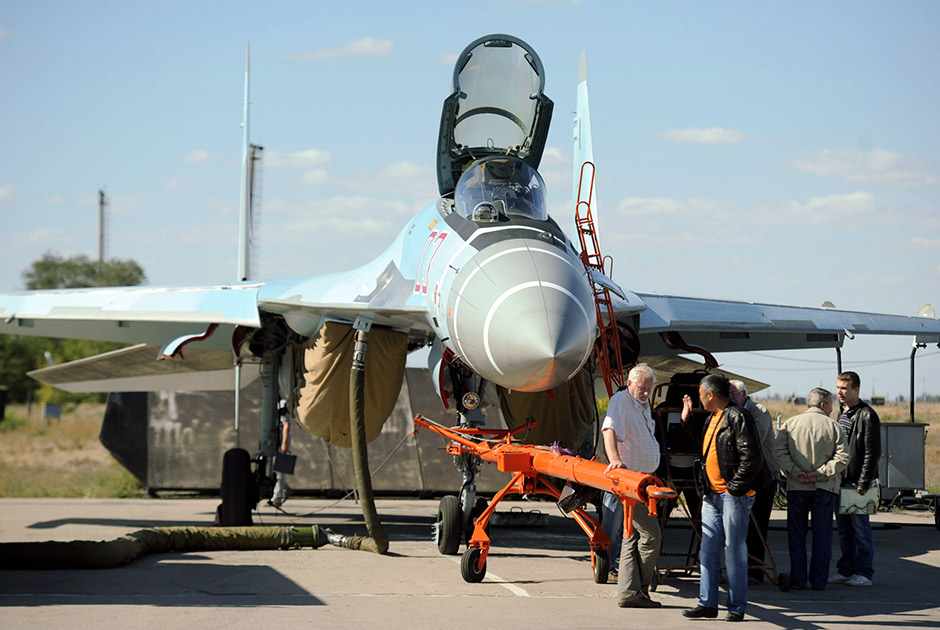 Многофункциональный истребитель Су-35С перед полетом по программе государственных совместных испытаний